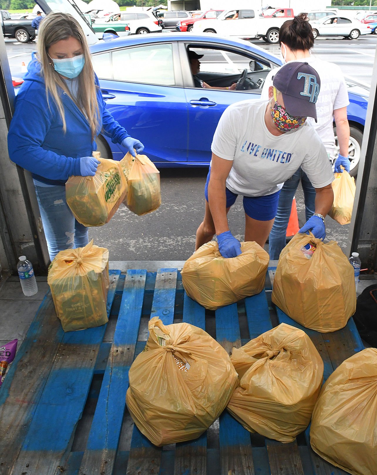Handing out food